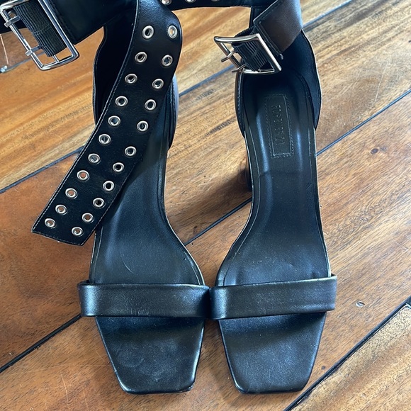 Super cute brad buckle high heels - Picture 7 of 8